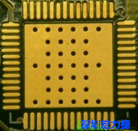 這是最不好的通孔設計，貫穿通孔直接擺放于QFN的接地散熱墊上，制造上無法確保其錫量，也就無法確保焊接良好。