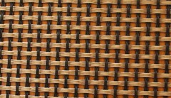 圖片只是示意圖，并不是真正的玻纖布，基本上由經(jīng)緯兩股材料交錯編織而成，經(jīng)緯的交錯間如果有空隙，就容易藏水分，所以一般會以透氣性來檢查其密合度。