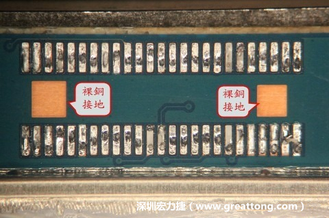 把板對板連接器全部移除，發(fā)現(xiàn)其下方板子共有兩個(gè)裸銅的方形設(shè)計(jì)。