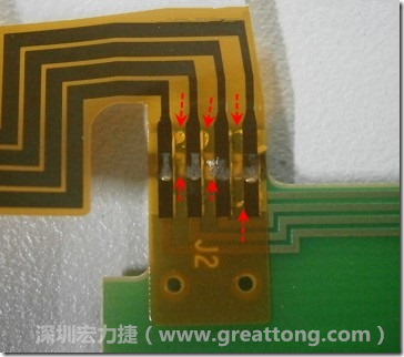 這張圖所顯示的，PCBA工廠實際進行HotBar(熱壓熔錫焊接)焊接的時候，經(jīng)常會出現(xiàn)這類焊墊之間短路的問題，下面的圖示為比較嚴重的案例，大部分都只有部份溢錫，但這對品質(zhì)信賴杜已經(jīng)產(chǎn)生了及大的為害，既使現(xiàn)在測試沒有出現(xiàn)問題，難保在高溫膏濕的環(huán)境下不會出現(xiàn)電子遷移(Electromigration)的現(xiàn)象。