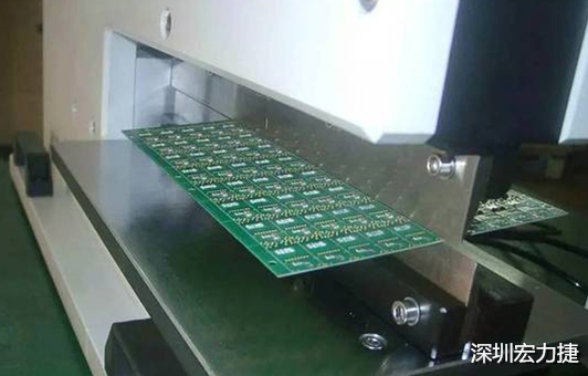 基本上V-Cut就是破壞板子結構的元兇，因為V-Cut就是在原來一大張的板材上切出溝槽來，所以V-Cut的地方就容易發生變形。