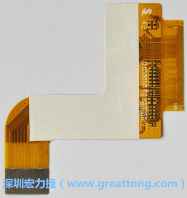 FPCB并非可無限制撓曲，為避免過度撓曲拉扯造成銅箔斷裂，一般在較長條型板材會貼附補強貼片。